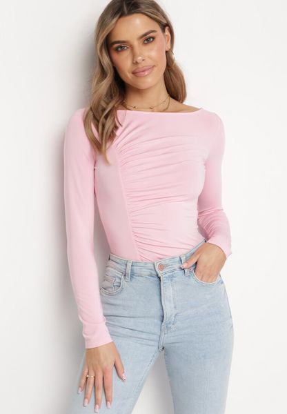 Różowa Bluzka Ozdobiona Modnym Marszczeniem Arelissa. Czerwone bluzki damskie Born2be, l, bez wzorów, z materiału, bez kołnierzyka, bez ramiączek. Za 49.99 zł.