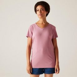Damska koszulka z dekoltem w szpic Regatta Elkie. Fioletowe t-shirty damskie Regatta, m, bez wzorów, z bawełny, eleganckie, bez kołnierzyka. Za 100.50 zł.