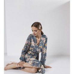 Niebieska Sukienka Misty. Niebieskie sukienki damskie Born2be, l, bez wzorów, bez kołnierzyka, bez ramiączek, midi. Za 149.99 zł.