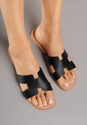 Czarne Skórzane Klapki Vices z Geometryczną Cholewką Arseria. Czarne klapki damskie Born2be, bez wzorów, eleganckie, bez obcasa, na płaskiej podeszwie. Za 69.99 zł.