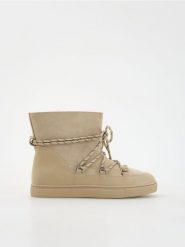 Zamszowe śniegowce ze sznurowaniem - beżowy. Brązowe śniegowce i trapery damskie Reserved, z zamszu. W wyprzedaży za 79.99 zł.