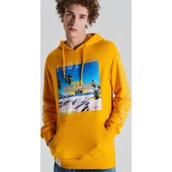 Bluza z fotonadrukiem i napisami - Pomarańczowy. Bluzy męskie marki Cropp. Za 119.99 zł.