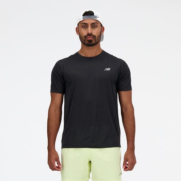 Koszulka męska New Balance MT41253BK – czarna. Czarne koszulki sportowe męskie New Balance, m, bez wzorów, z materiału, bez kołnierzyka, bez ramiączek, do biegania. Za 199.99 zł.