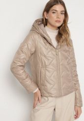 Ciemnobeżowa Pikowana Kurtka z Kapturem Ozdobiona Naszywką Rilumia. Brązowe kurtki damskie Born2be, l, z aplikacjami, z jeansu, z kapturem. Za 119.99 zł.