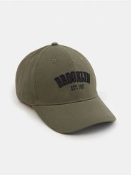 Bawełniana czapka z daszkiem i haftem - zielony. Zielone czapki i kapelusze męskie Sinsay, bez wzorów, z bawełny. Za 19.99 zł.