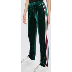 Guess Jeans - Spodnie Rina. Szare jeansy damskie Guess Jeans. Za 369.90 zł.