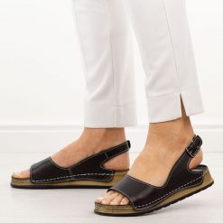 Czarne skórzane sandały damskie T.Sokolski 306. Czarne sandały damskie Sokolski, bez wzorów, ze skóry, bez obcasa, na płaskiej podeszwie, bez zapięcia. Za 259.00 zł.