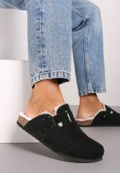 Czarne Kapcie z Imitacji Zamszu na Korkowej Podeszwie z Ozdobną Klamrą Riaseth. Czarne kapcie damskie Renee, bez wzorów, z futra, z okrągłym noskiem. Za 84.99 zł.