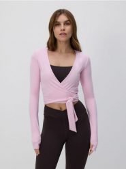 Kopertowa bluzka z wiązaniem - pastelowy róż. Czerwone bluzki damskie Reserved, l, bez wzorów, z dzianiny, bez kołnierzyka, bez ramiączek. Za 79.99 zł.