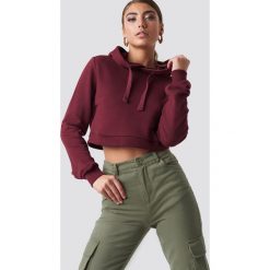 Pamela x NA-KD Bluza z kapturem Cropped Rib - Red. Czerwone bluzy damskie Pamela x NA-KD. Za 141.95 zł.