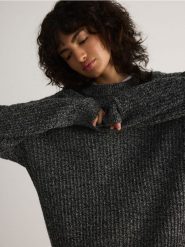 Melanżowy sweter z wełny - czarny. Czarne swetry przez głowę męskie Reserved, l, bez wzorów, z wełny, bez kołnierzyka. W wyprzedaży za 129.99 zł.