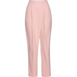 Spodnie z paskiem bez zamka bonprix jasnoróżowy cukierkowy. Czerwone spodnie materiałowe damskie bonprix. Za 34.99 zł.