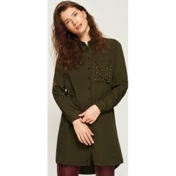 Koszulowa sukienka z aplikacją - Khaki. Sukienki damskie marki Sinsay. W wyprzedaży za 59.99 zł.