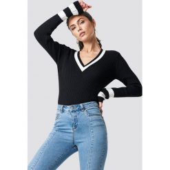 NA-KD Sweter z detalem - Black. Czarne swetry damskie NA-KD, z dzianiny, dekolt w kształcie v. Za 121.95 zł.