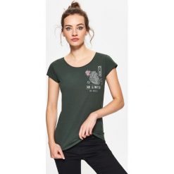 Koszulka z nadrukiem - Khaki. Bluzki damskie Cropp. W wyprzedaży za 14.99 zł.