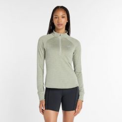 Bluza damska New Balance WT43200GSH – zielona. Zielone bluzy damskie New Balance, s, bez wzorów, z dresówki, bez kaptura. Za 389.99 zł.