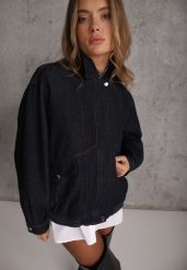 Niebieska Kurtka w Stylu Retro Bomberka Jeansowa z Kieszeniami i Kołnierzykiem Sashia. Niebieskie kurtki damskie Renee, l, bez wzorów, z jeansu, bez kaptura. Za 269.99 zł.