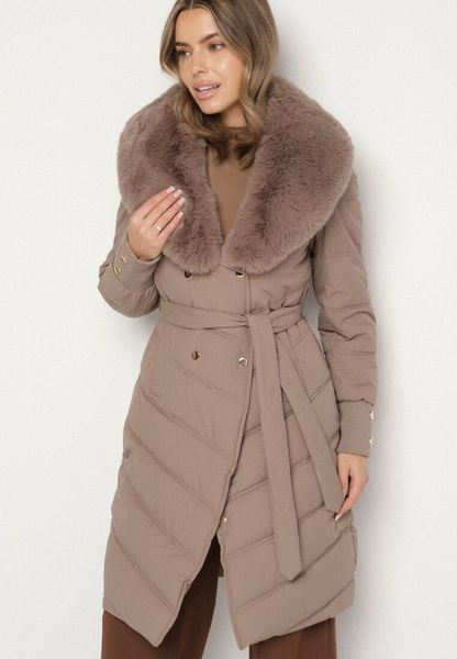 Ciemnobeżowa Elegancka Kurtka z Pikowanymi Przeszyciami i Futrzanym Kołnierzem Gallea. Brązowe kurtki damskie Born2be, na zimę, l, bez wzorów, z dzianiny, eleganckie, bez kaptura. Za 249.99 zł.