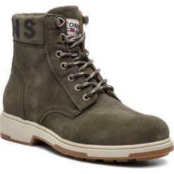 Kozaki TOMMY JEANS - Suede Boot EM0EM00235 Forest Night 307. Kozaki męskie marki Tommy Jeans. W wyprzedaży za 359.00 zł.