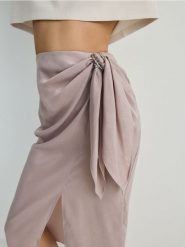 Spódnica maxi z ozdobnym przewiązaniem - jasnoszary. Szare spódnice damskie Reserved, l, bez wzorów, z tkaniny, maxi. W wyprzedaży za 49.99 zł.