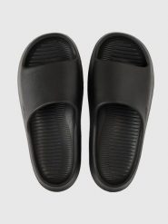 Klapki damskie 4F 4FRSS26FSLIF069. Czarne klapki damskie 4f, bez wzorów, z gumy, wakacyjne, bez obcasa. Za 79.99 zł.