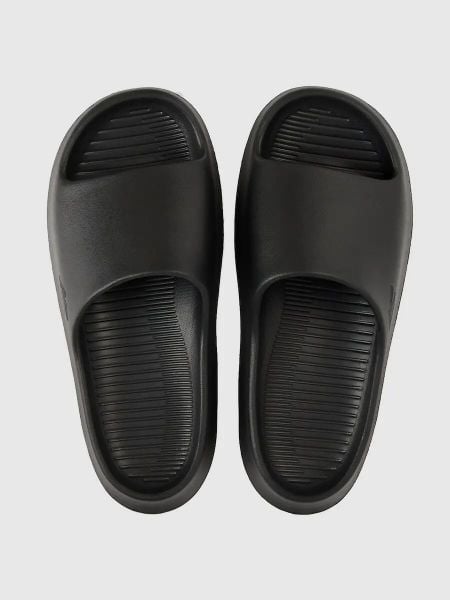 Klapki damskie 4F 4FRSS26FSLIF069. Czarne klapki damskie 4f, bez wzorów, z gumy, wakacyjne, bez obcasa. Za 79.99 zł.