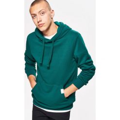 Bluza BASIC z kapturem - Zielony. Zielone bluzy męskie Cropp. Za 79.99 zł.