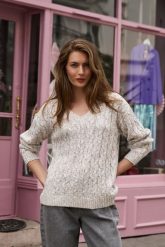 Sweter z dekoltem w serek beżowy. Brązowe swetry damskie MOODO, l, bez wzorów, z bawełny, bez kołnierzyka, bez ramiączek, bez kaptura. Za 149.99 zł.