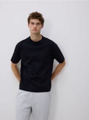 T-shirt boxy z merceryzowanej bawełny - czarny. Czarne t-shirty męskie Reserved, l, bez wzorów, z bawełny, bez kołnierzyka. Za 99.99 zł.