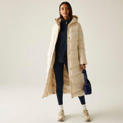 Płaszcz damski zimowy ocieplany Eloria. Białe kurtki sportowe damskie Regatta, na zimę, bez wzorów, z puchu, bez kaptura, trekkingowe. W wyprzedaży za 504.50 zł.