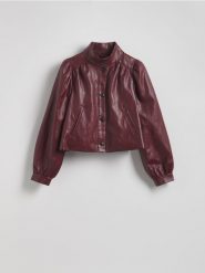 Krótka kurtka z imitacji skóry - burgundowy. Czerwone kurtki damskie Reserved, l, bez wzorów, ze skóry, bez kaptura. W wyprzedaży za 139.99 zł.