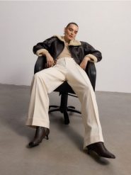 Skórzane botki na obcasie - ciemnobrązowy. Brązowe botki damskie Reserved, ze skóry, przed kolano, bez obcasa, na obcasie, bez zapięcia. W wyprzedaży za 259.99 zł.