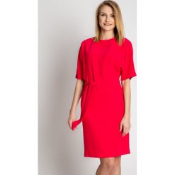 Różowa sukienka z szarfą i półokrągłym dekoltem odcinana w talii BIALCON. Sukienki damskie marki BIALCON. Za 339.00 zł.
