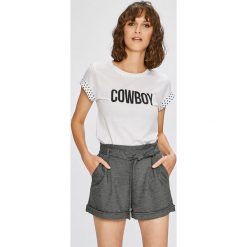 Guess Jeans - Top Jennifer Lopez. Szare topy damskie Guess Jeans, z aplikacjami, z bawełny, z okrągłym kołnierzem, z krótkim rękawem. W wyprzedaży za 199.90 zł.