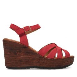 Sandały Lasocki. Czerwone sandały damskie Lasocki, bez wzorów, bez obcasa, na koturnie, bez zapięcia. Za 199.99 zł.