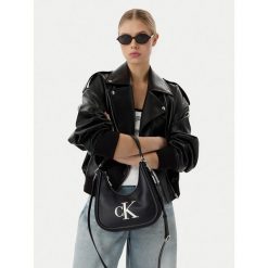 Torebka Calvin Klein. Czarne torebki do ręki damskie Calvin Klein, bez wzorów, klasyczne, bez dodatków. Za 409.99 zł.