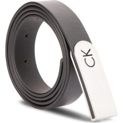Pasek Damski CALVIN KLEIN - Ck Curved Plaque Bel K60K604259 75 000. Czarne paski damskie Calvin Klein, w paski, ze skóry. Za 279.00 zł.