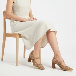 Czółenka damskie Hispanitas, z łączonych materiałów z ażurową cholewką o plecionym wykończeniu stabilny obcas o słupkowym kształcie, beżowe, RHV26460. Brązowe czółenka damskie Hispanitas, w ażurowe wzory, z materiału, eleganckie, bez obcasa, na obcasie, bez zapięcia. Za 589.00 zł.