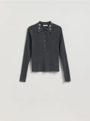 Bluzka z ozdobnym kołnierzem - ciemnoszary. Szare bluzki damskie Reserved, l, bez wzorów, z dzianiny, bez kołnierzyka, bez ramiączek. Za 129.99 zł.