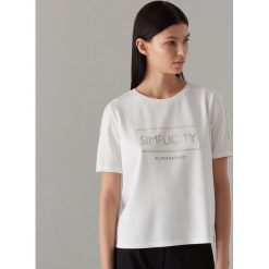 Koszulka z połyskującym nadrukiem - Kremowy. T-shirty damskie marki Mohito. Za 69.99 zł.