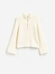 Sweter z ozdobnym zapięciem - kremowy. Białe swetry damskie Reserved, l, bez wzorów, z dzianiny, bez kołnierzyka, bez ramiączek, bez kaptura. Za 139.99 zł.