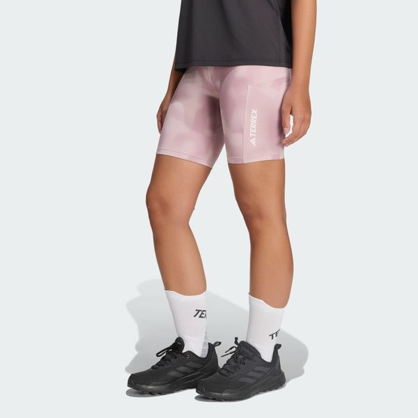 Obcisłe szorty Terrex Multi z nadrukiem, o długości wewnętrznej strony nogawki. Fioletowe szorty damskie Adidas, l, bez wzorów, z dzianiny. Za 223.20 zł.