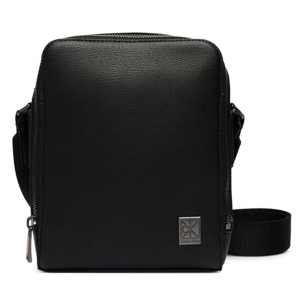 Saszetka Calvin Klein. Czarne saszetki męskie Calvin Klein, młodzieżowe, małe. Za 279.99 zł.