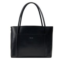 Torebka Calvin Klein. Czarne torebki shopper damskie Calvin Klein, bez wzorów, klasyczne, bez dodatków. Za 349.99 zł.