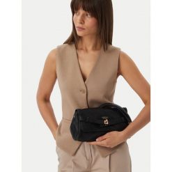 Torebka Guess. Czarne torebki do ręki damskie Guess, z aplikacjami, klasyczne, bez dodatków. Za 584.99 zł.