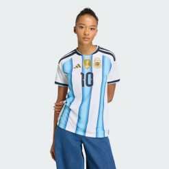 Koszulka podstawowa Argentyna 26 Messi. Białe koszulki sportowe damskie Adidas, bez wzorów, bez kołnierzyka, bez ramiączek, do piłki nożnej, climacool (adidas). Za 439.00 zł.
