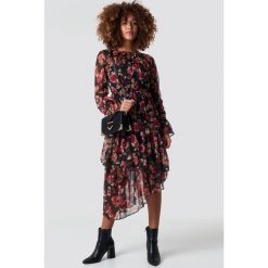 NA-KD Boho Asymetryczna sukienka z falbaną - Multicolor. Sukienki damskie marki NA-KD Boho. Za 202.95 zł.