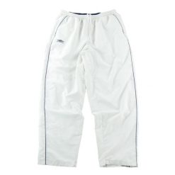 Męskie białe spodnie do biegania z epoki. Białe buty sportowe męskie Umbro, bez zapięcia, do biegania. Za 85.16 zł.