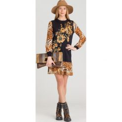 SUKIENKA TWINSET. Czarne sukienki damskie Twinset, na co dzień, l, z aplikacjami, ze skóry, bez kołnierzyka, bez ramiączek, proste. Za 635.00 zł.