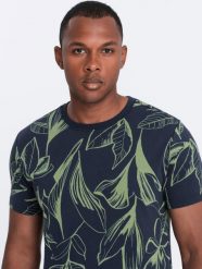 Ombre T-shirt męski fullprint w kontrastowe liście - granatowy V5 OM-TSFP-0180 S. Niebieskie t-shirty męskie Ombre, m, bez wzorów, bez kołnierzyka. Za 89.99 zł.
